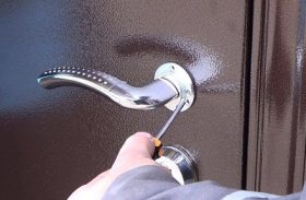 Замена дверной ручки металлической двери в Химках
