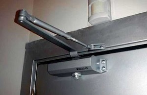 Установка доводчика на металлическую дверь в Химках