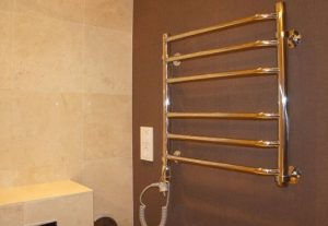 Установка электрического полотенцесушителя в ванной в Химках